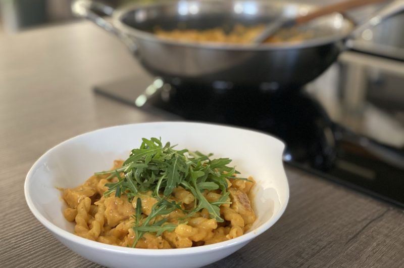 Putengeschnetzeltes mit Pasta in einer Curry-Senfsauce